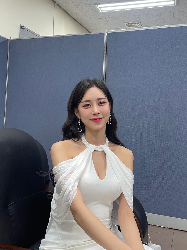 A2038 照片594张 视频9个 韩国 高颜值气质美女 生活日常 旅游  正装