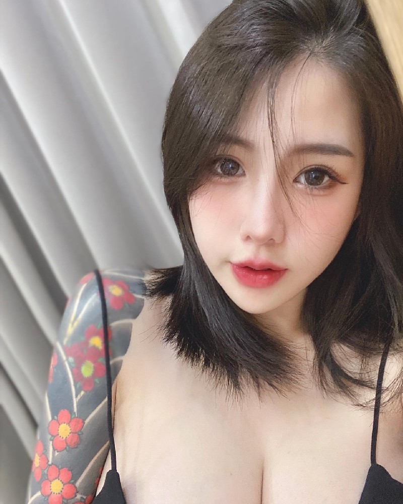 A2077 照片251张 视频27个 台湾 精神小妹 生活日常 性感 自拍 外围人设适用