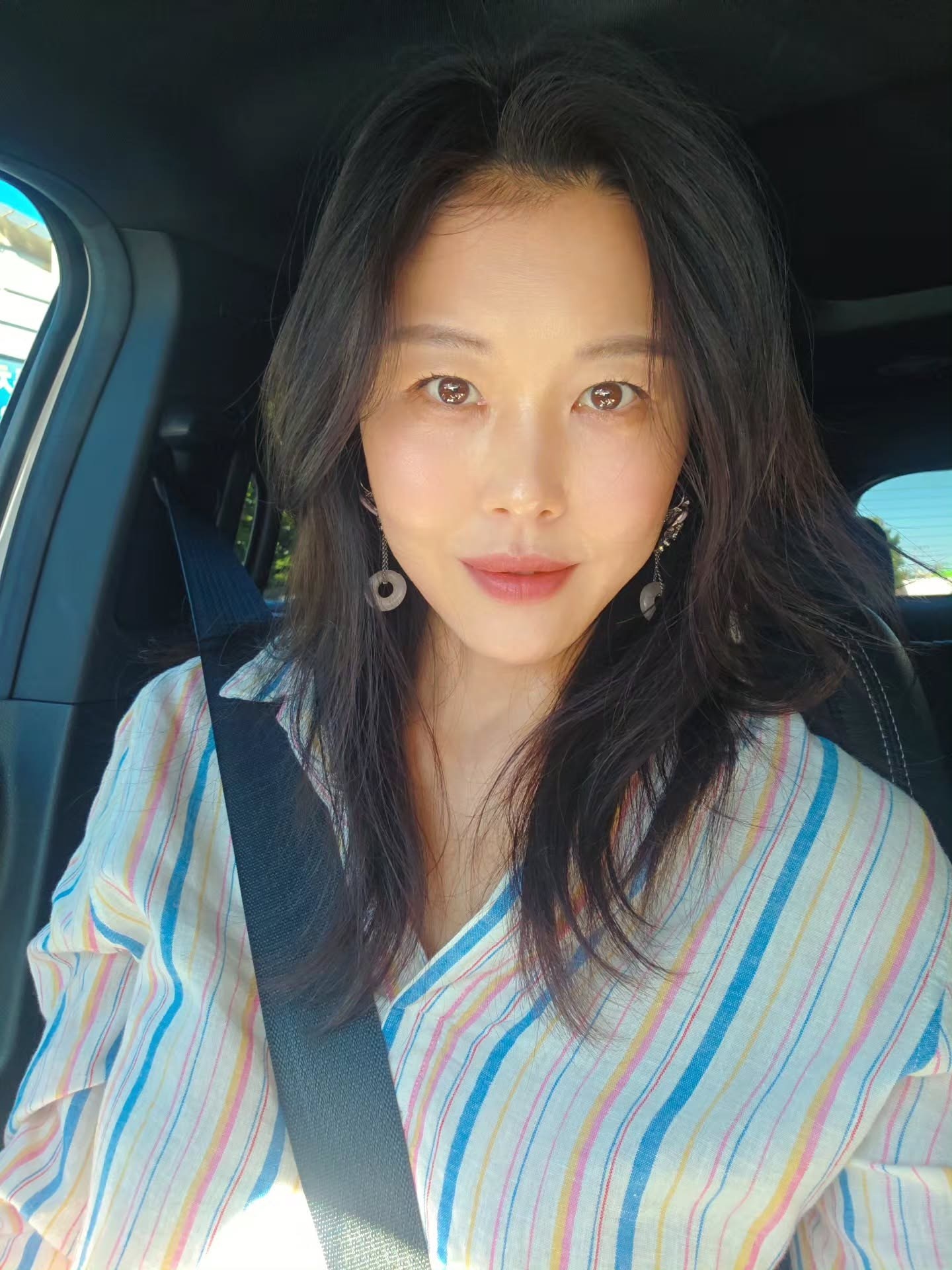 A1134 照片3953张 视频865个 韩国 成熟少妇 中老年 职业模特 职业艺术从业 爱好时尚 自拍较多 户外日常 穿搭 镜子自拍 生活场景丰富