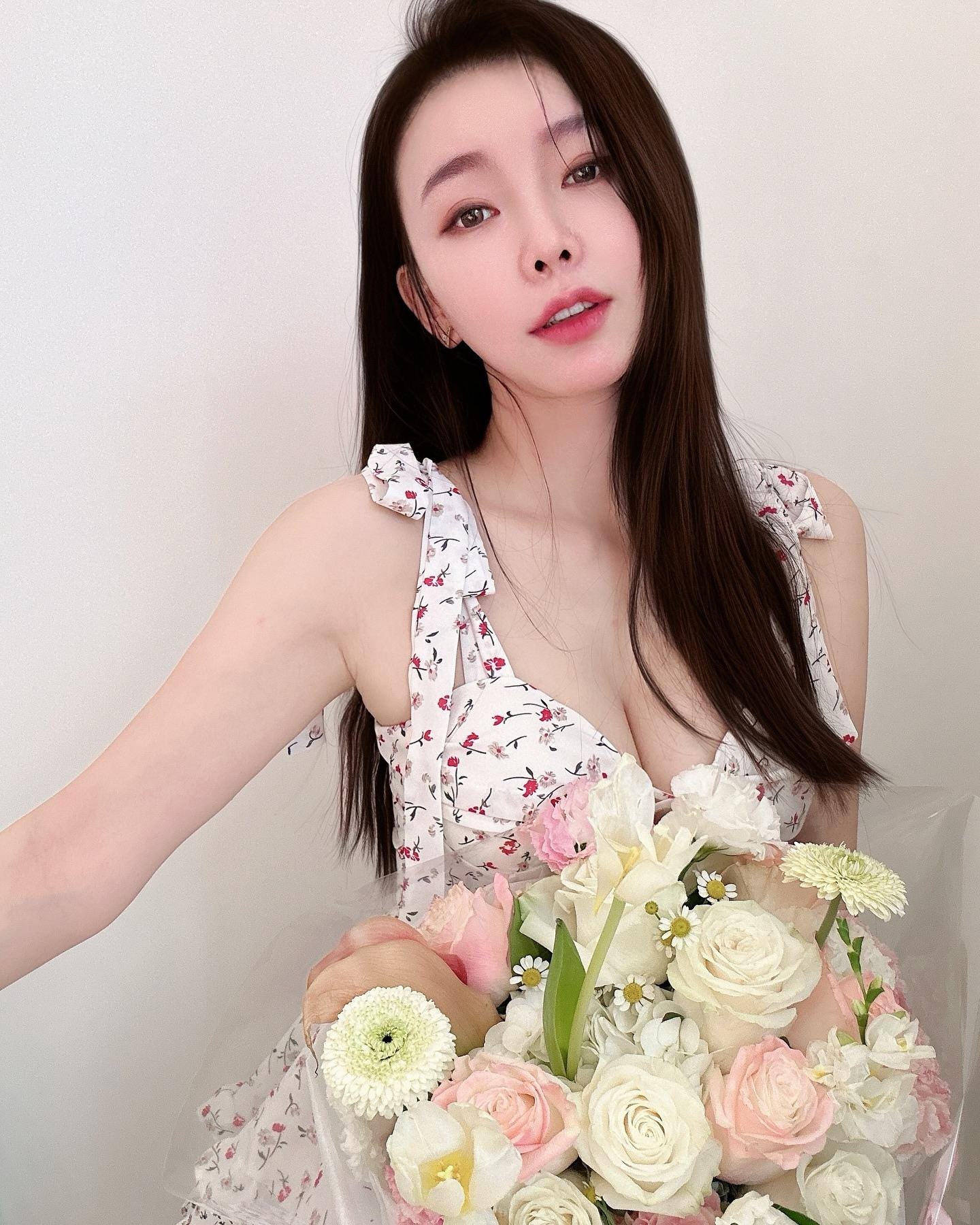 A1143 照片1340张 视频236个 台湾 宝妈 爱好美食 户外日常 自拍较多 闺蜜合照 居家日常 亲子 穿搭 生日照 旅游 镜子自拍 酒店度假 豪宅 生活场景丰富