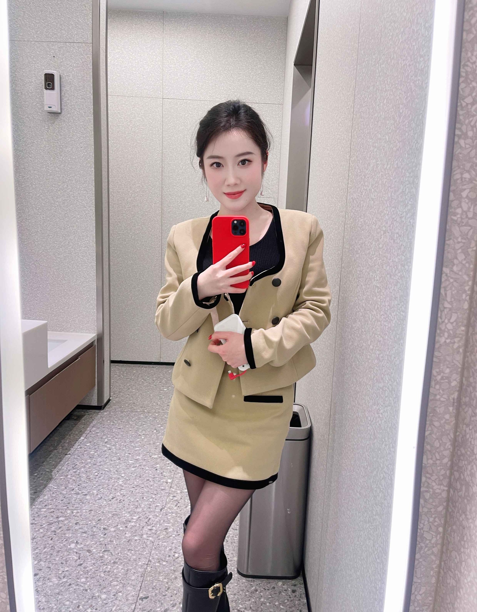 A1146 照片227张 视频201个 正装 中国女 气质御姐 丝袜 军装 性感擦边热舞视频多 户外日常 自拍较多 穿搭 居家日常 镜子自拍 生活场景丰富 曝光度底