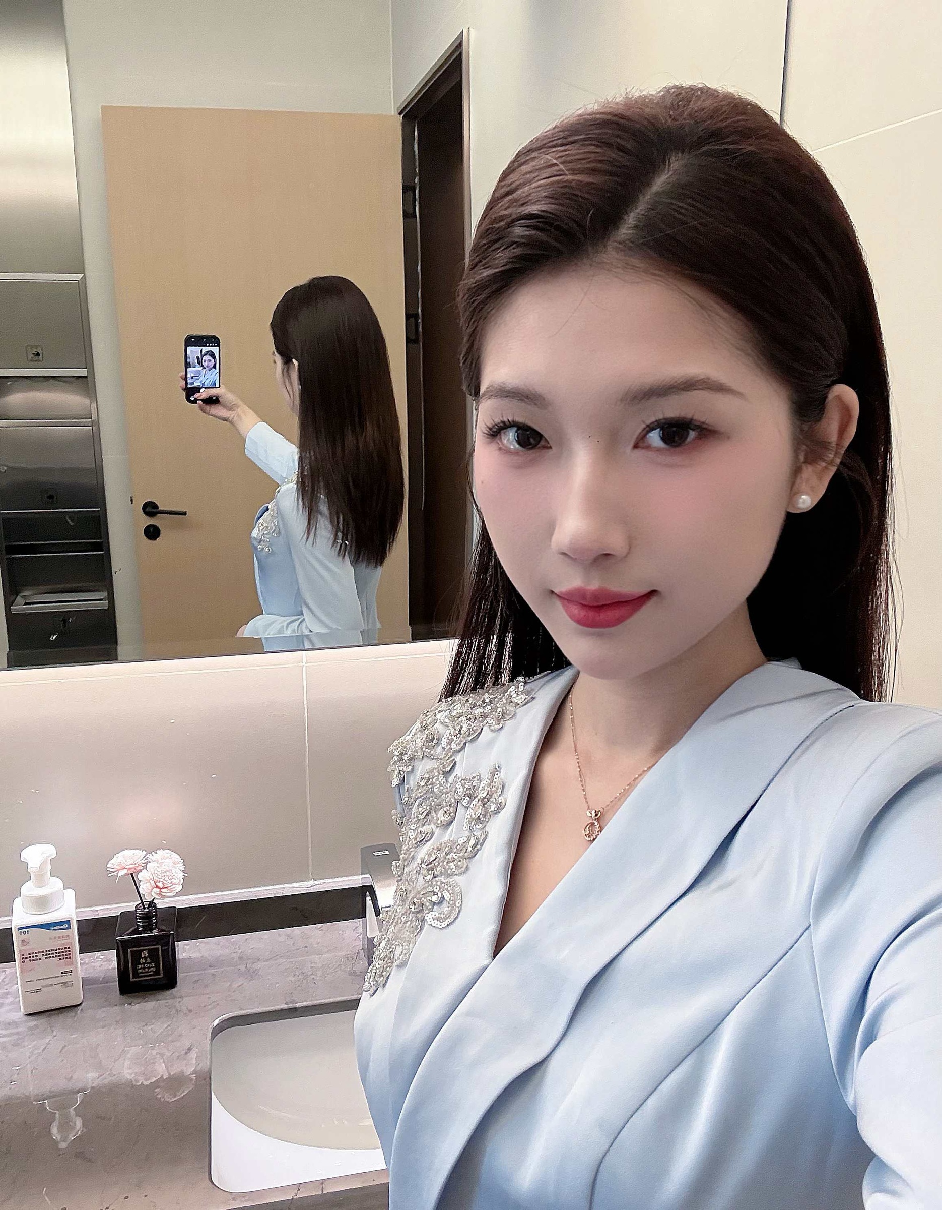 A1162 照片1086张 视频682个 中国女 气质美女 职业装 户外日常 自拍较多 镜子自拍 穿搭 美食 居家日常 生活场景丰富 视频包含实况Live 曝光度低