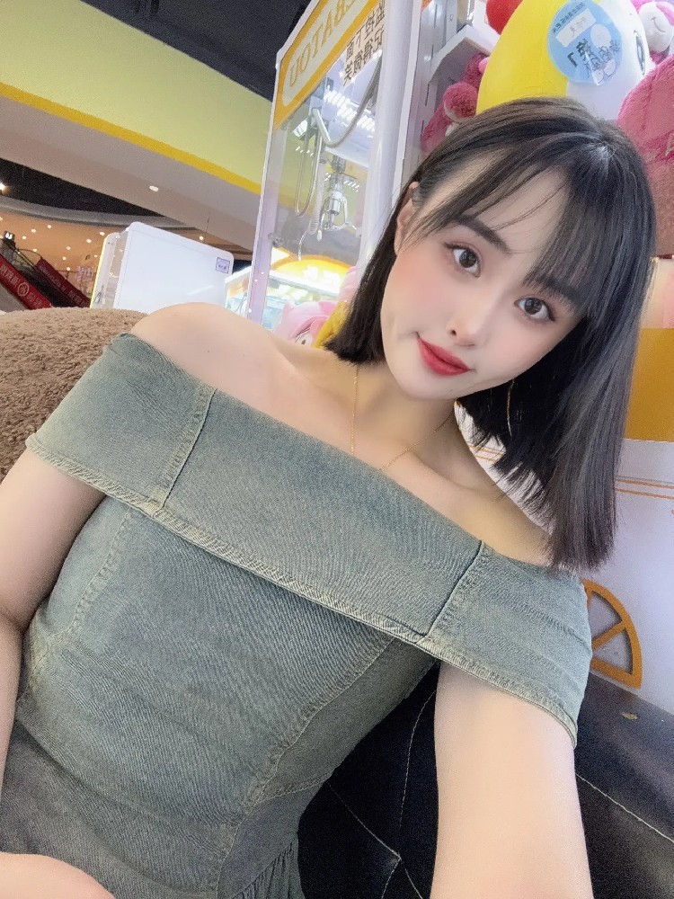 L175 照片694张 视频161个 中国女 少妇小姐姐 开小吃店的美女 真实 视频多