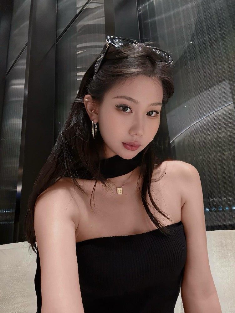 A2303 照片414张 视频2个 中国女 生活日常 旅游 美食 自拍多 曝光度低
